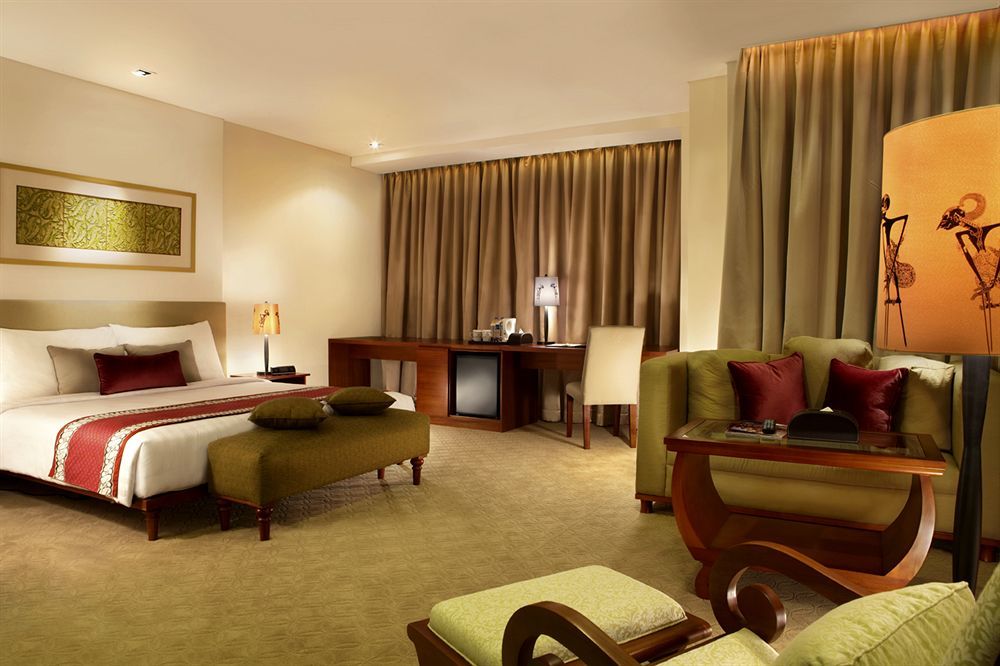 Jambuluwuk Malioboro Hotel Yogyakarta Esterno foto A suite at the Taj Bengal