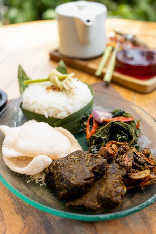 Jambuluwuk Malioboro Hotel Yogyakarta Esterno foto Tumpeng, a traditional dish of Indonesia